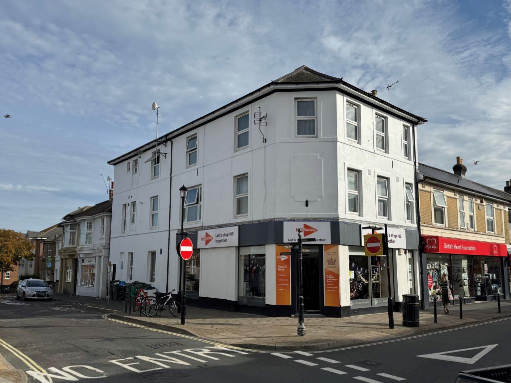 Lot: 118 - TWO TWO-BEDROOM AND TWO ONE-BEDROOM TOWN CENTRE FLATS FOR INVESTMENT - Front & Side View of the Building